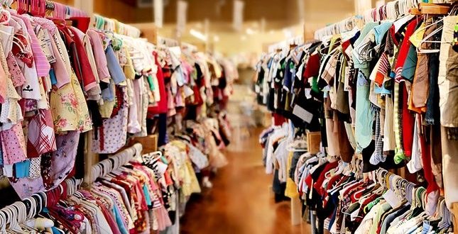 فريق يتابع شحنة ملابس في مستودع